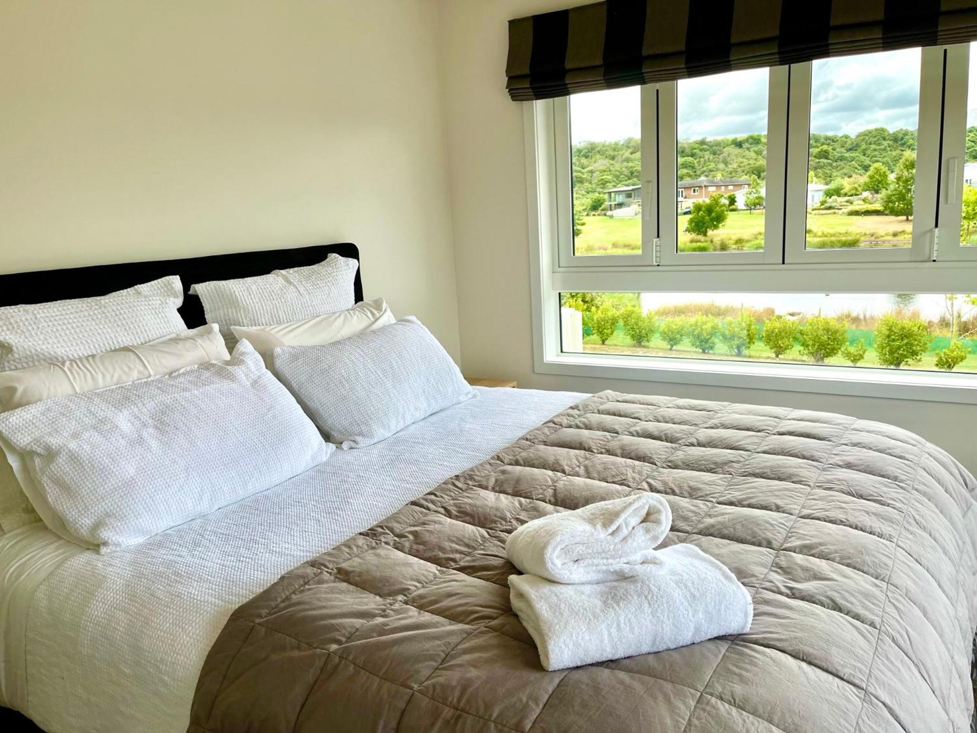 Large And Luxurious At The Lake Kinloch Exteriör bild